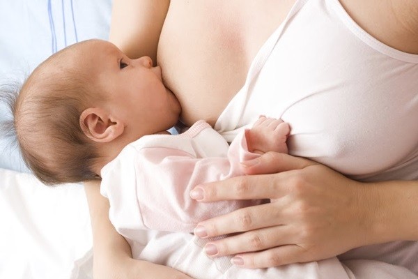 cách nâng ngực chảy xệ sau sinh