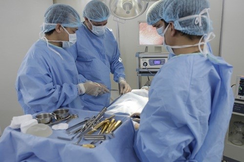 phẫu thuật nâng ngực nội soi an toàn